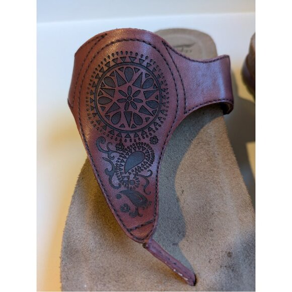 Dansko Embossed Red Leather Priya Thong Sandals 39 - Picture 2 of 8